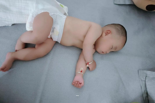 宁国宝宝脸上有白色斑块 宁国宝宝脸上有白色斑块